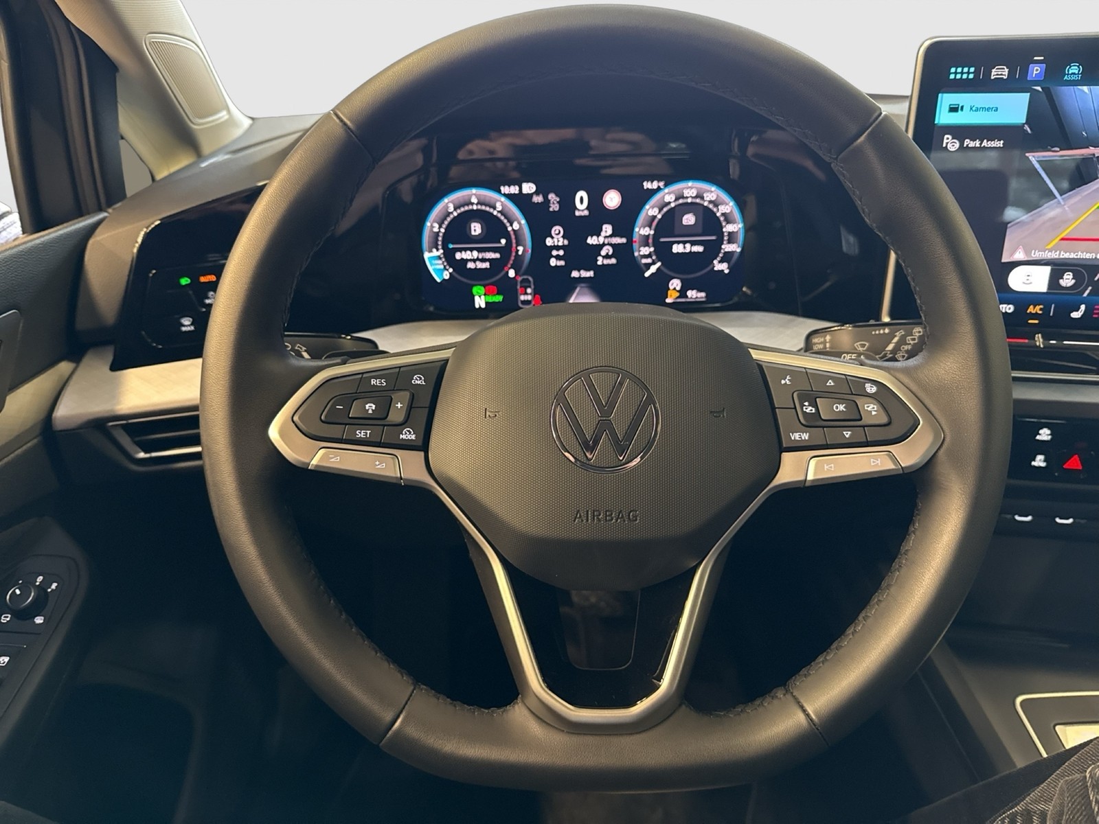 Volkswagen Golf VIII 1.5 eTSI LIFE CAM HEAD-UP ACC NAVI ALU