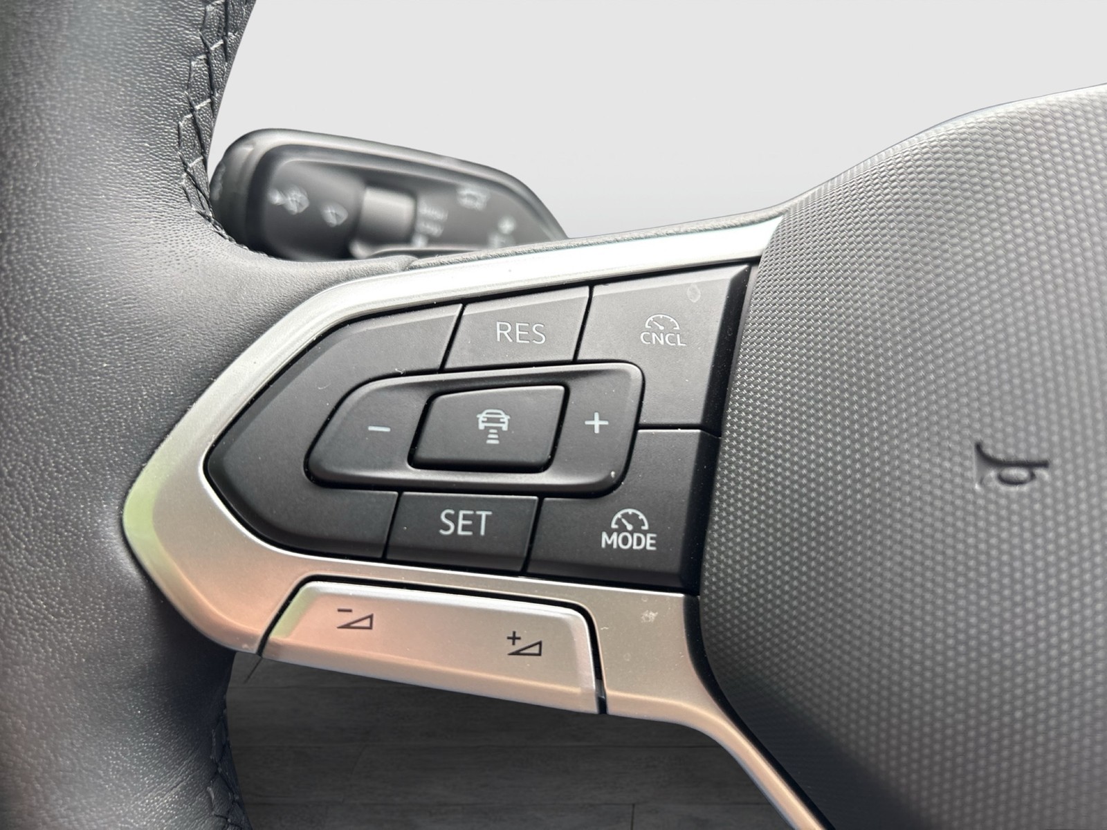 Volkswagen Tayron 2.0 LIFE 4X4 7SITZE AHK 360°CAM ACC LM18