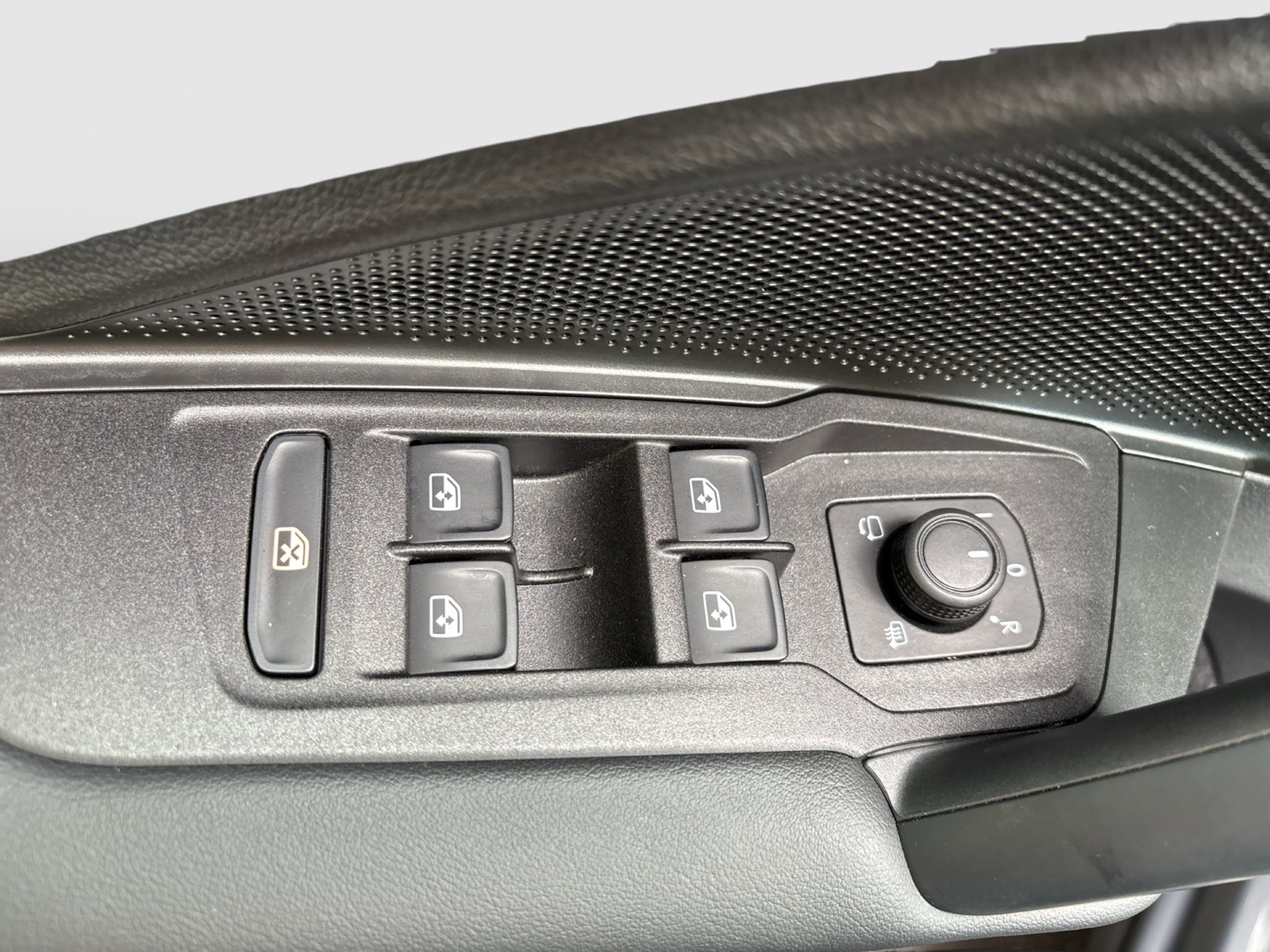 Volkswagen Tayron 2.0 LIFE 4X4 7SITZE AHK 360°CAM ACC LM18