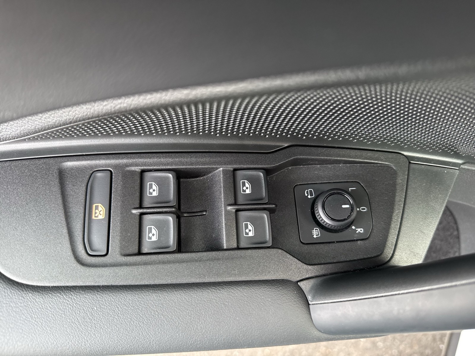 Volkswagen Tayron 2.0 LIFE 4X4 7SITZE AHK 360°CAM ACC LM18