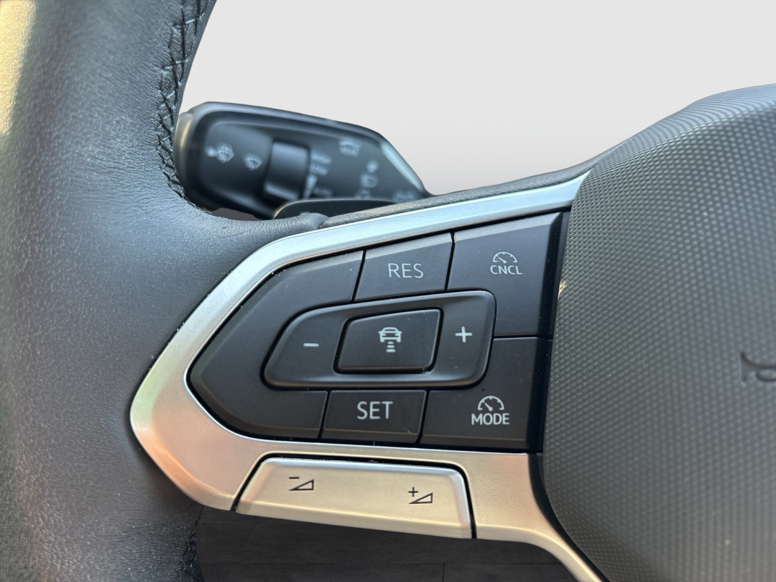Volkswagen Tayron 1.5 HYBRID ELEGANCE LEDER AHK 360°CAM ACC