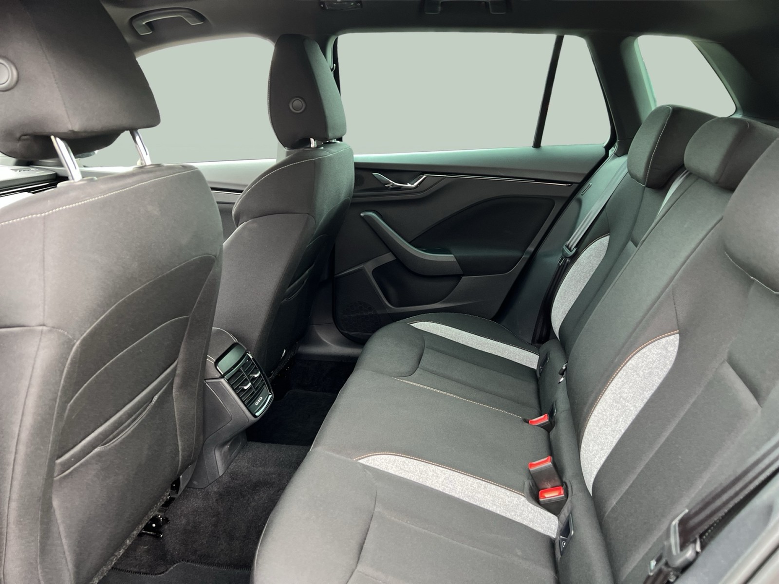 Skoda Kamiq 1.5 TOUR AHK CAM ACC eKLAPPE NAVI