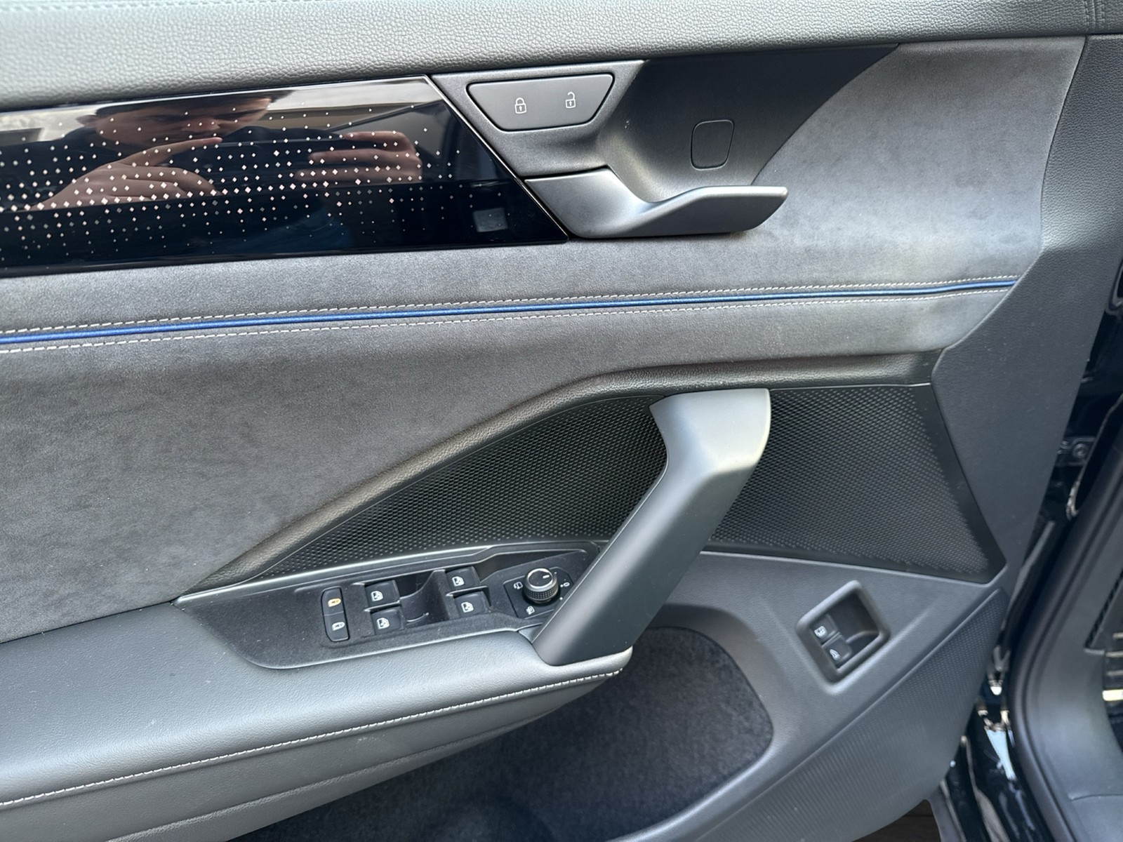 Volkswagen Tayron 1.5 HYBRID R-LINE BLACK STYLE AHK 360°CAM