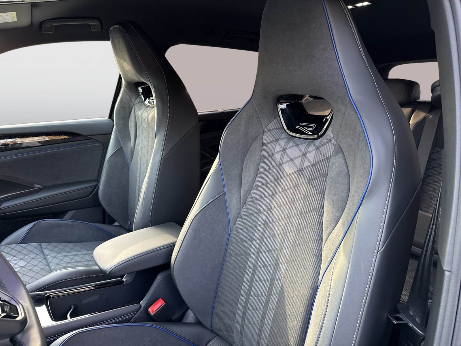 Volkswagen Tayron 1.5 HYBRID R-LINE BLACK STYLE AHK 360°CAM