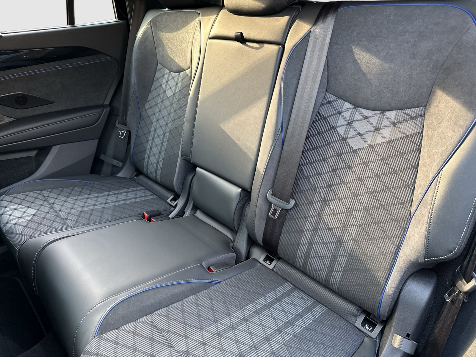 Volkswagen Tayron 1.5 HYBRID R-LINE BLACK STYLE AHK 360°CAM