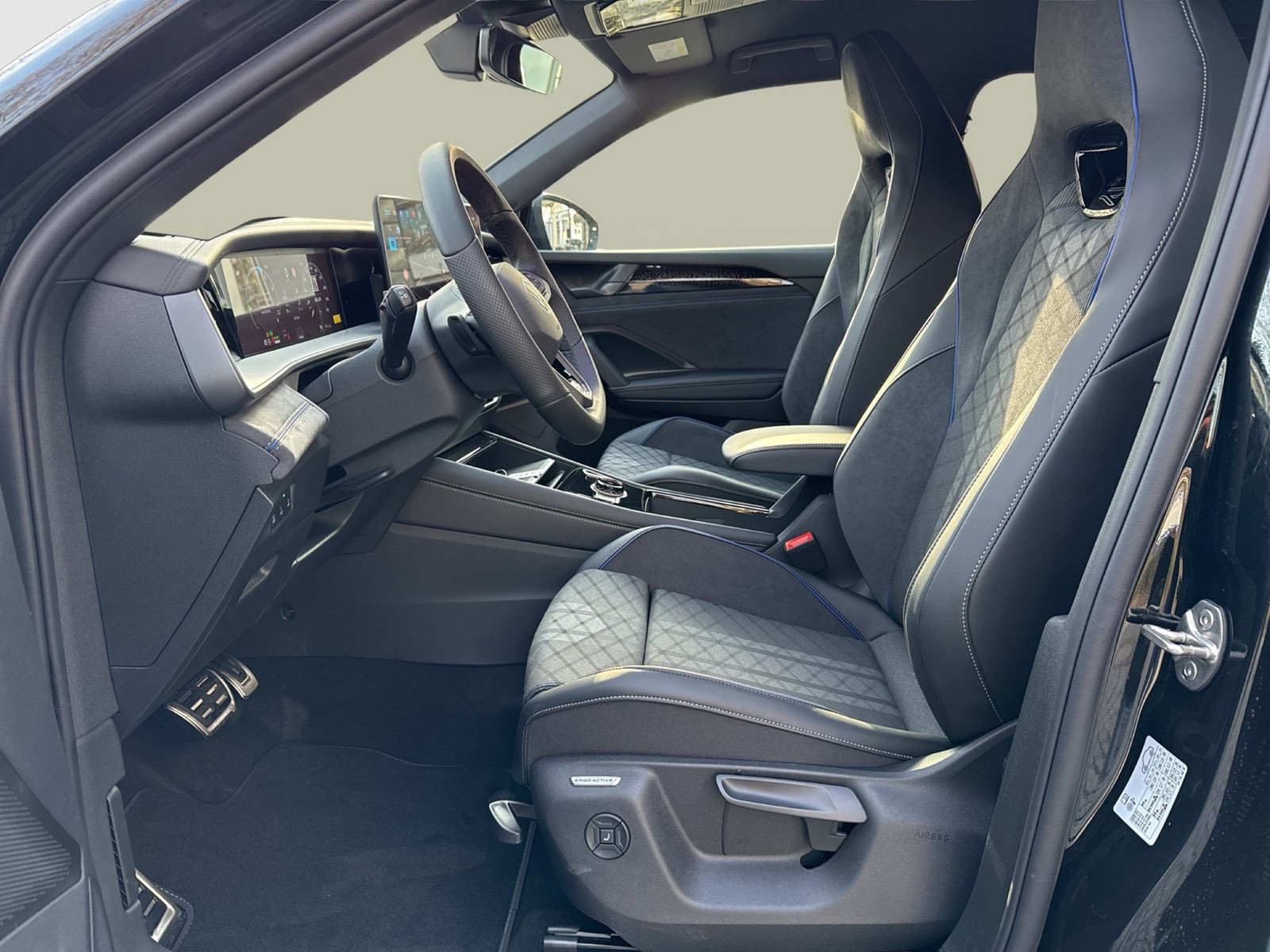 Volkswagen Tayron 1.5 HYBRID R-LINE BLACK STYLE AHK 360°CAM