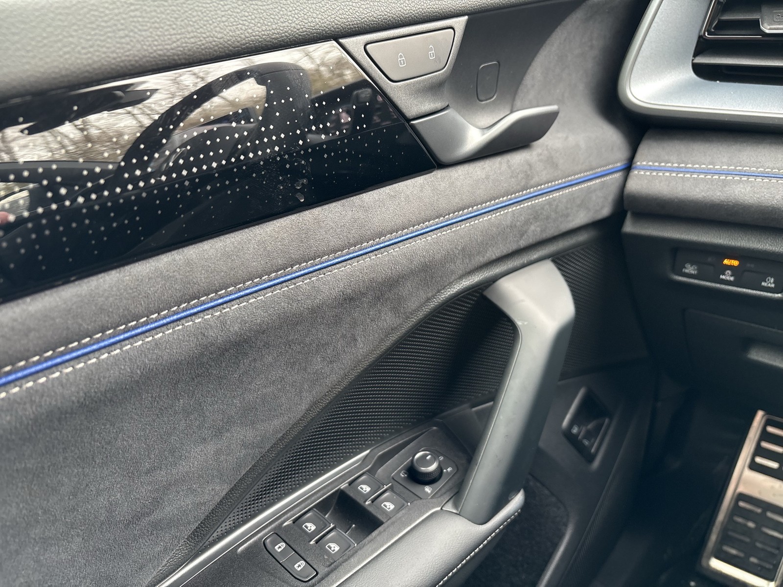 Volkswagen Tayron 1.5 HYBRID R-LINE BLACK STYLE AHK 360°CAM