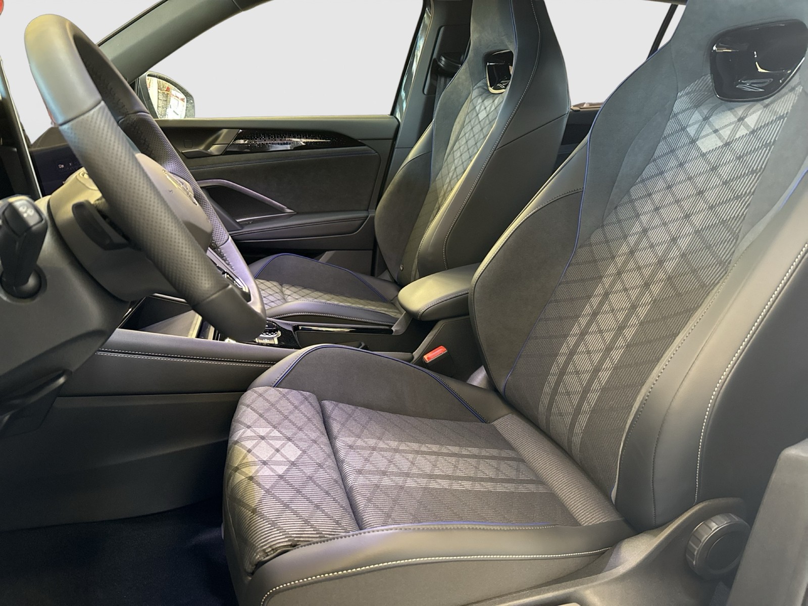 Volkswagen Tayron 1.5 HYBRID R-LINE BLACK STYLE AHK 360°CAM