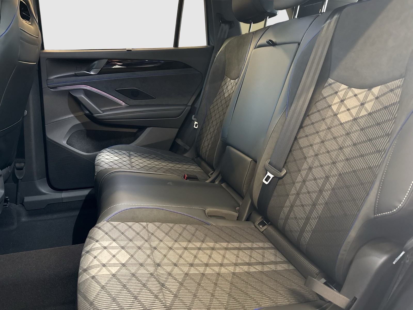 Volkswagen Tayron 1.5 HYBRID R-LINE BLACK STYLE AHK 360°CAM