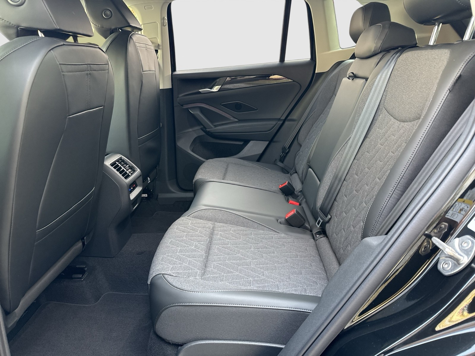 Volkswagen Tiguan 1.5 HYBRID LIFE AHK CAM LM18 CARPLAY