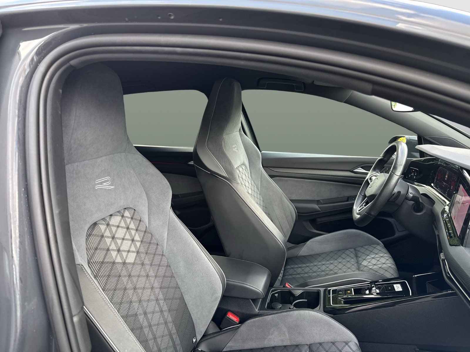Volkswagen Golf VIII 1.5 eTSI R-LINE CAM LM18 CARPLAY LED