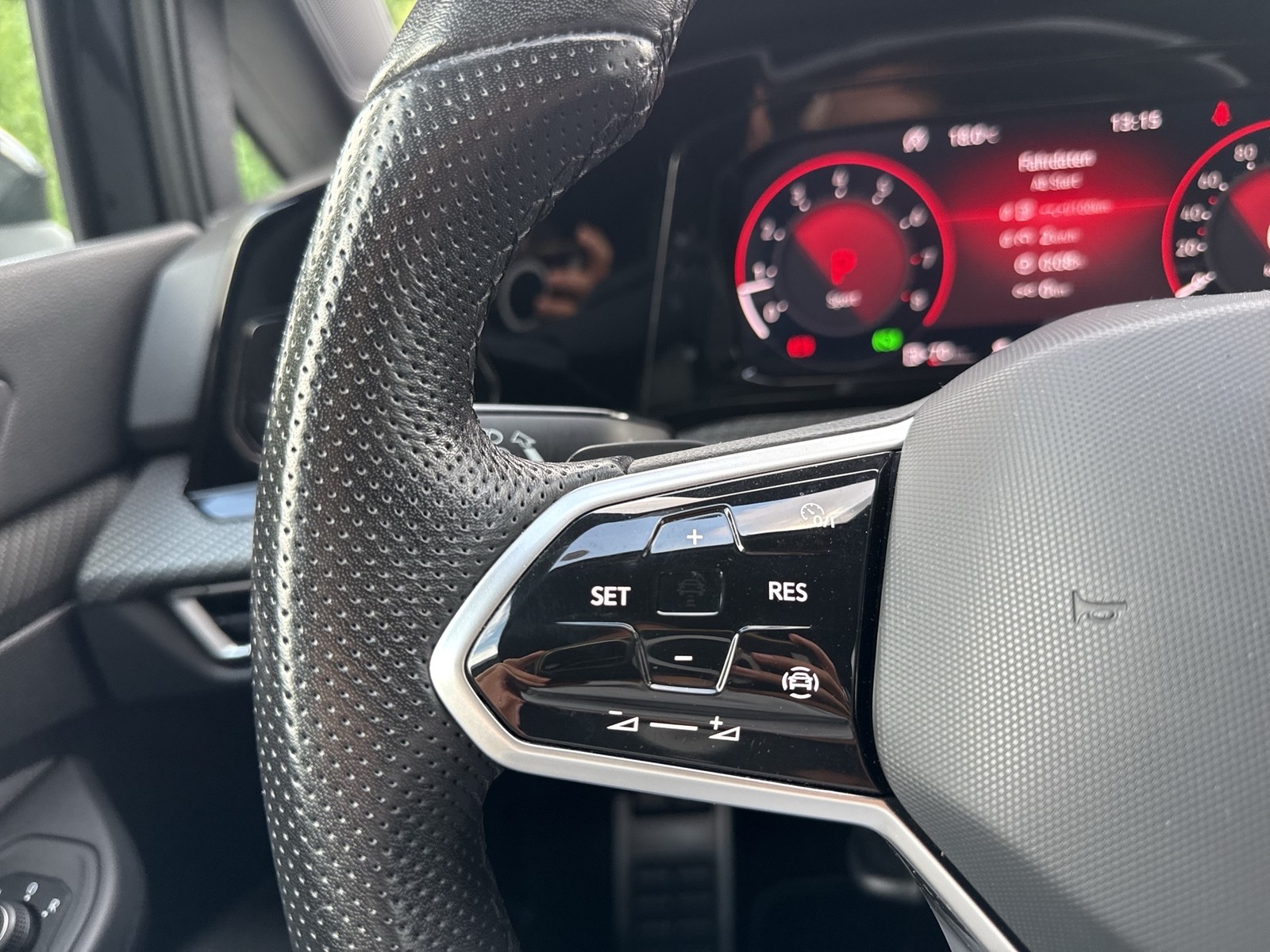 Volkswagen Golf VIII 1.5 eTSI R-LINE CAM LM18 CARPLAY LED