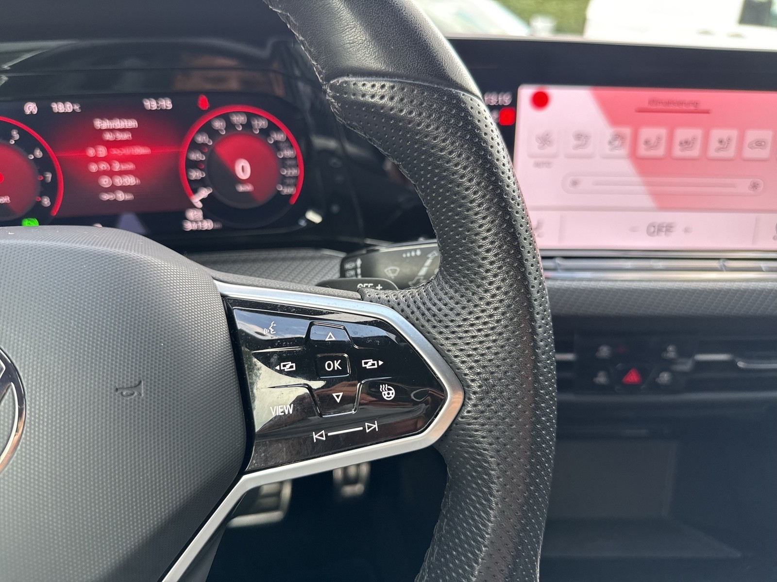Volkswagen Golf VIII 1.5 eTSI R-LINE CAM LM18 CARPLAY LED