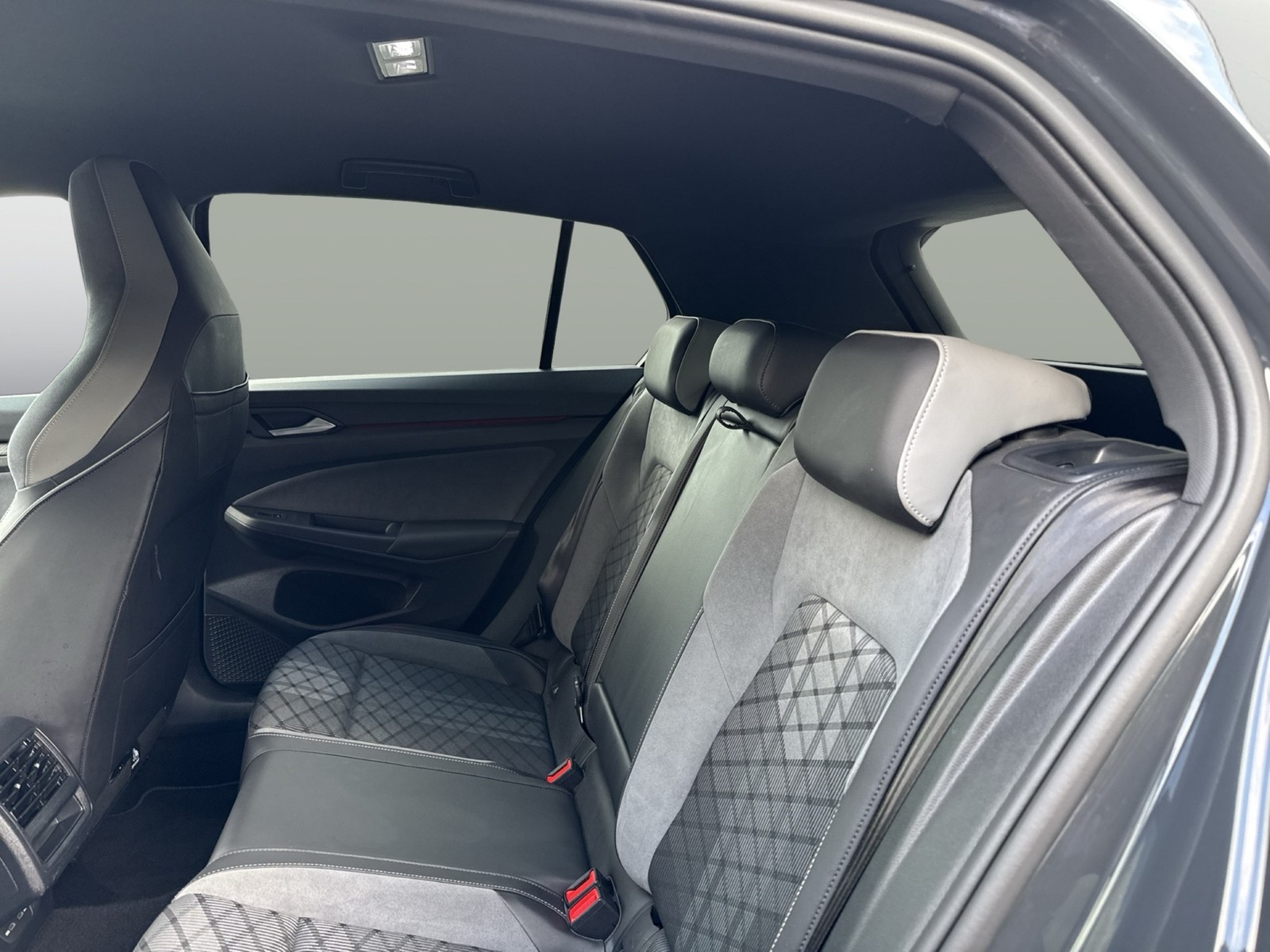 Volkswagen Golf VIII 1.5 eTSI R-LINE CAM LM18 CARPLAY LED