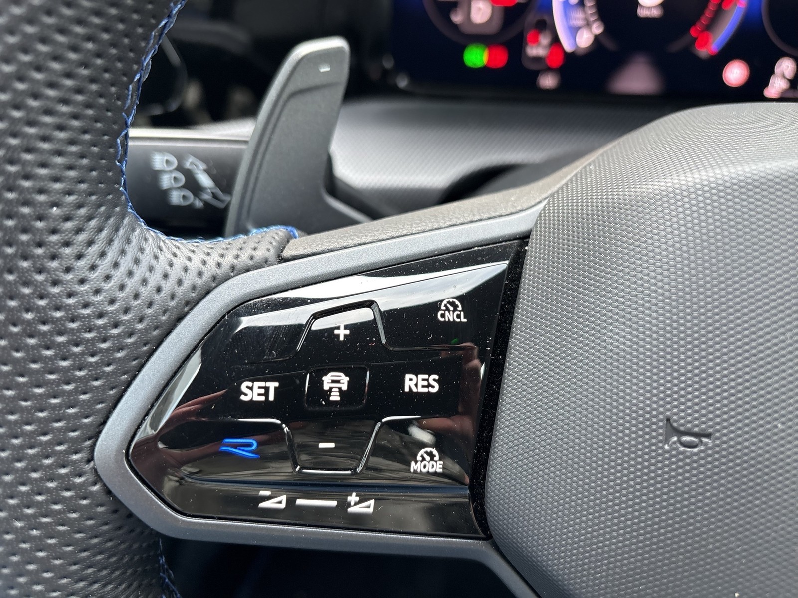 Volkswagen Golf VIII 2.0 R 4X4 HARMAN KARDON CAM ACC LM19