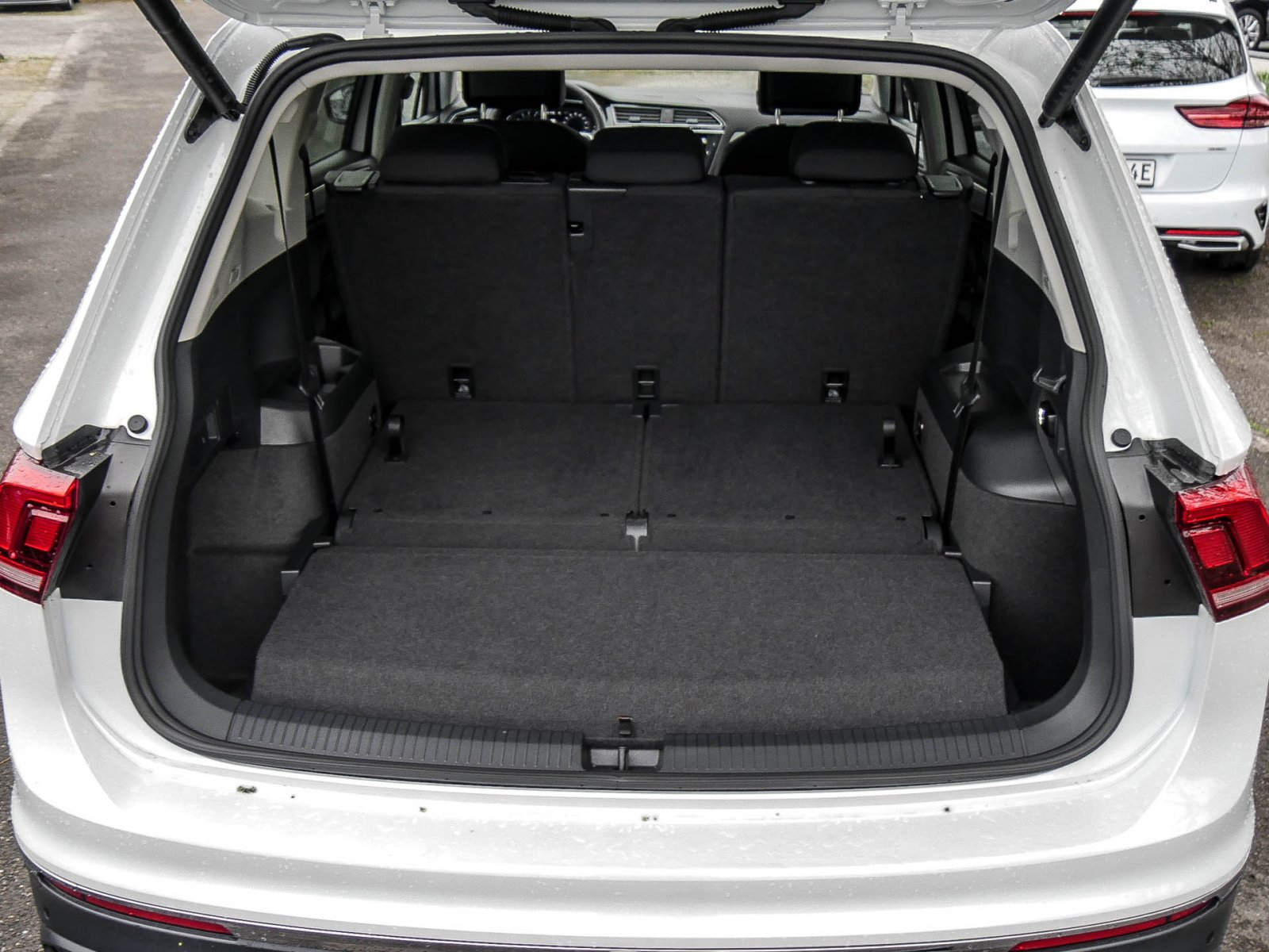 Volkswagen Tiguan Allspace 1.5 MOVE 7SITZE AHK 360°CAM LM18