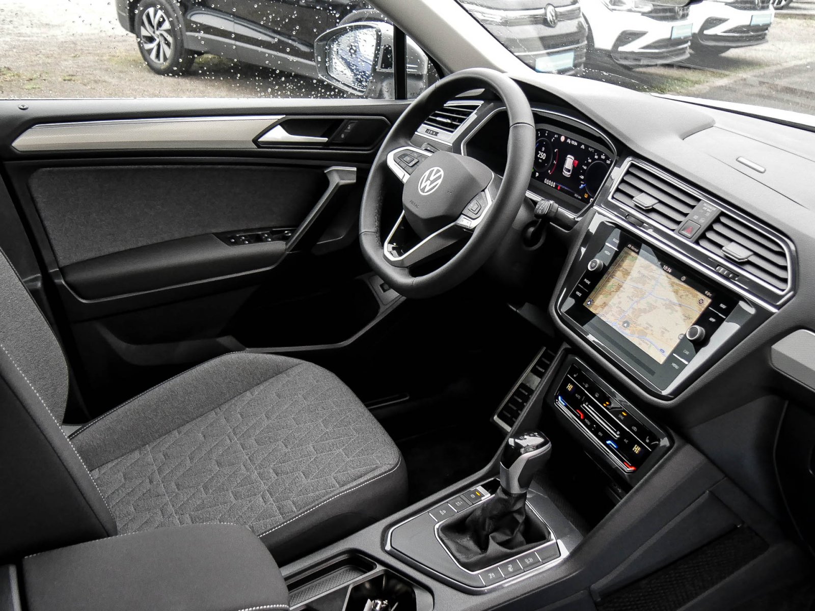 Volkswagen Tiguan Allspace 1.5 MOVE 7SITZE AHK 360°CAM LM18
