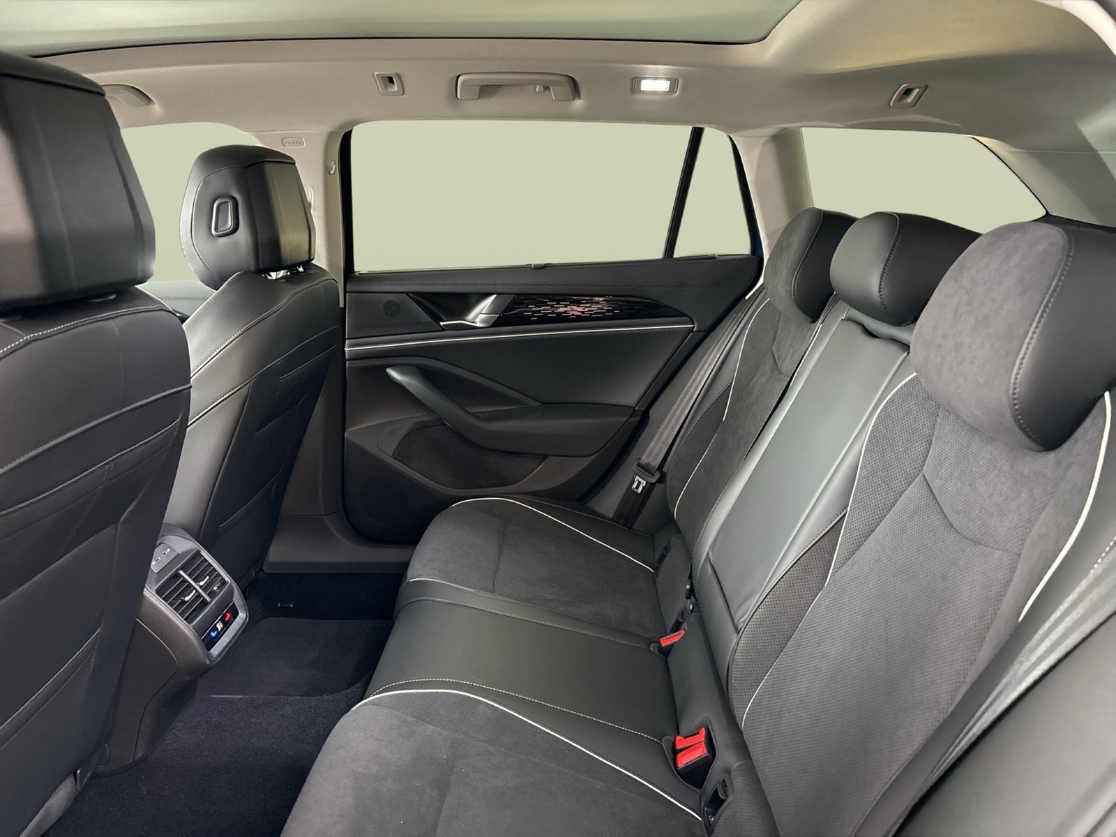 Volkswagen Passat Variant 1.5 HYBRID ELEGANCE PANO AHK ACC