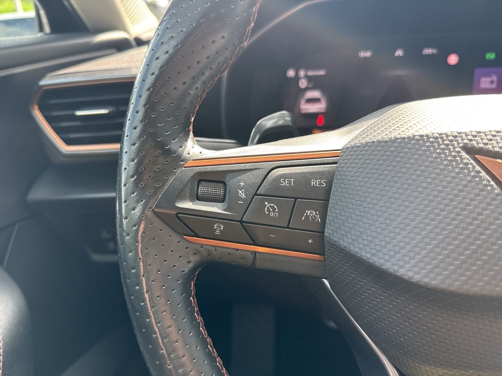 Cupra Formentor 2.0 4X4 AHK ACC LM18 NAVI CARPLAY