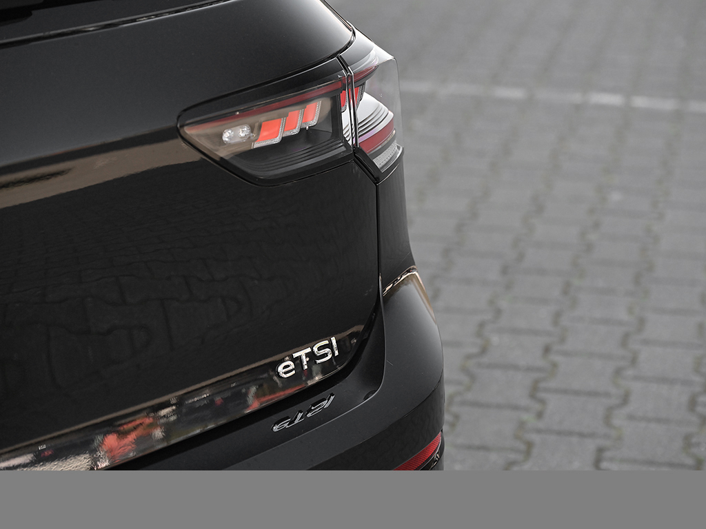 Volkswagen Golf VIII 1.5 eTSI R-LINE FACELIFT CAM ACC LM18 NAVI