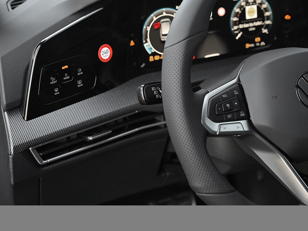 Volkswagen Golf VIII 1.5 eTSI R-LINE FACELIFT CAM ACC LM18 NAVI