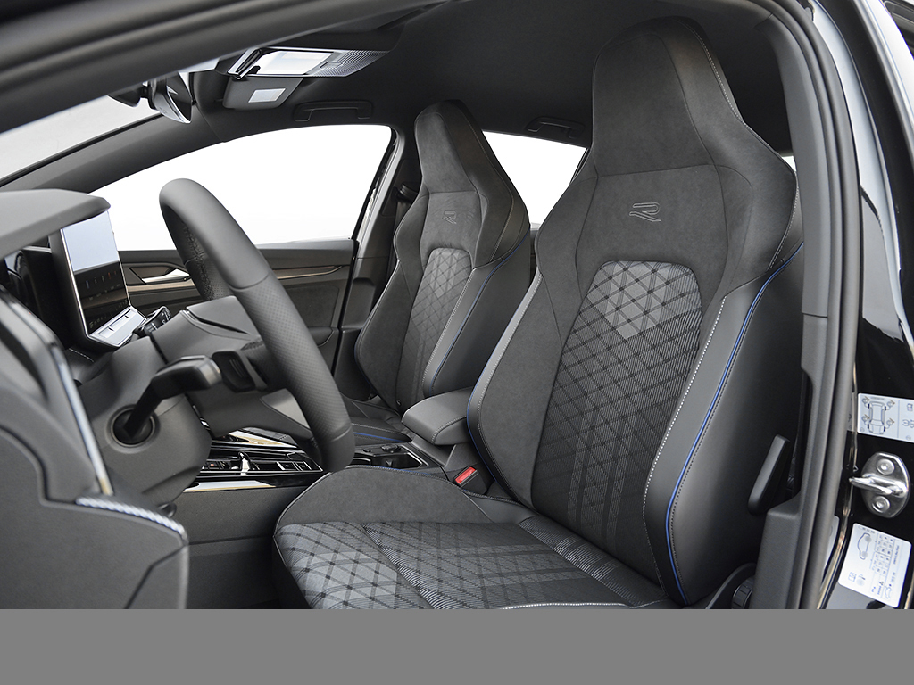 Volkswagen Golf VIII 1.5 eTSI R-LINE FACELIFT CAM ACC LM18 NAVI