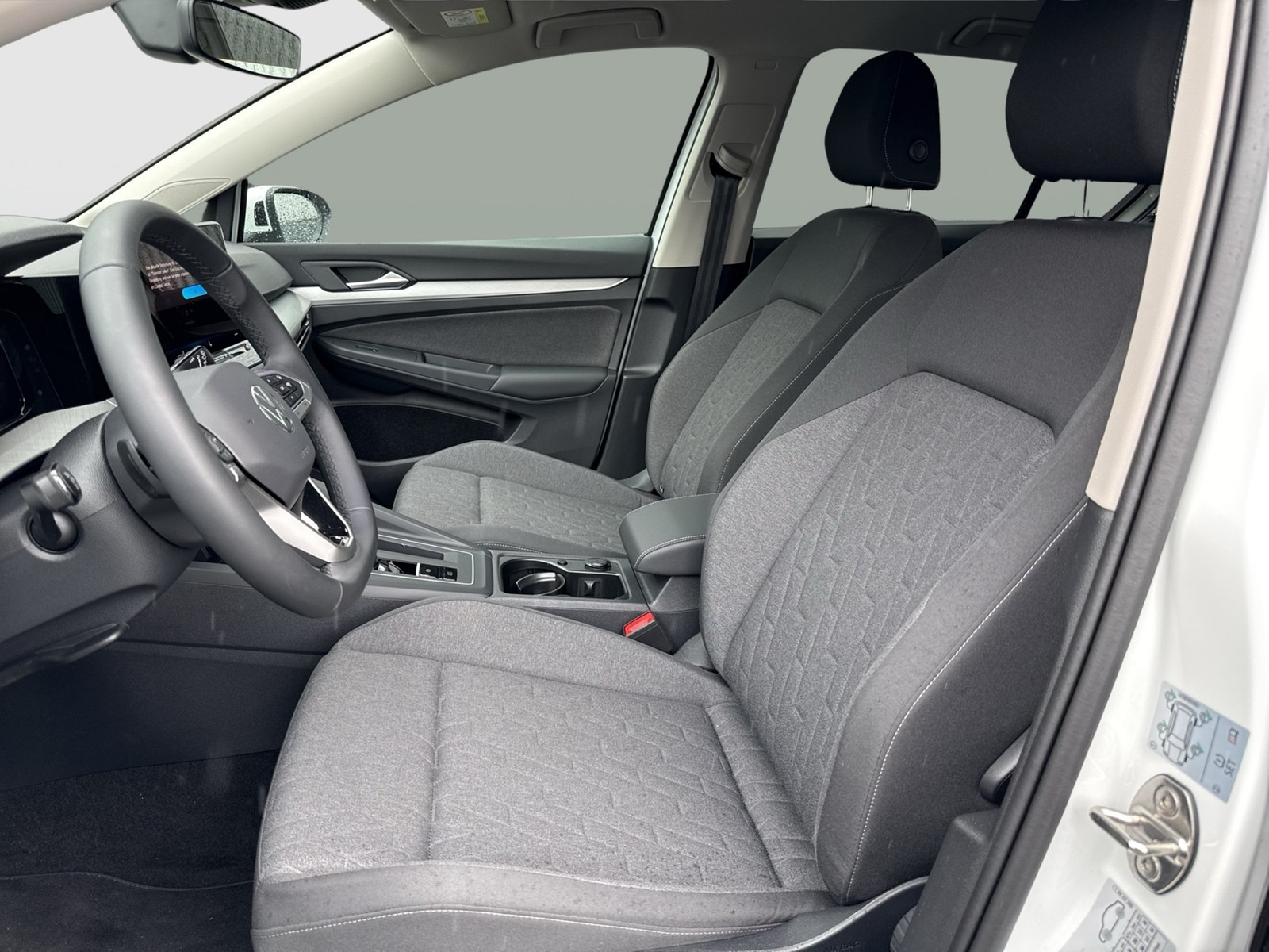 Volkswagen Golf VIII 1.5 eTSI LIFE CAM ACC CARPLAY SITZHEIZ