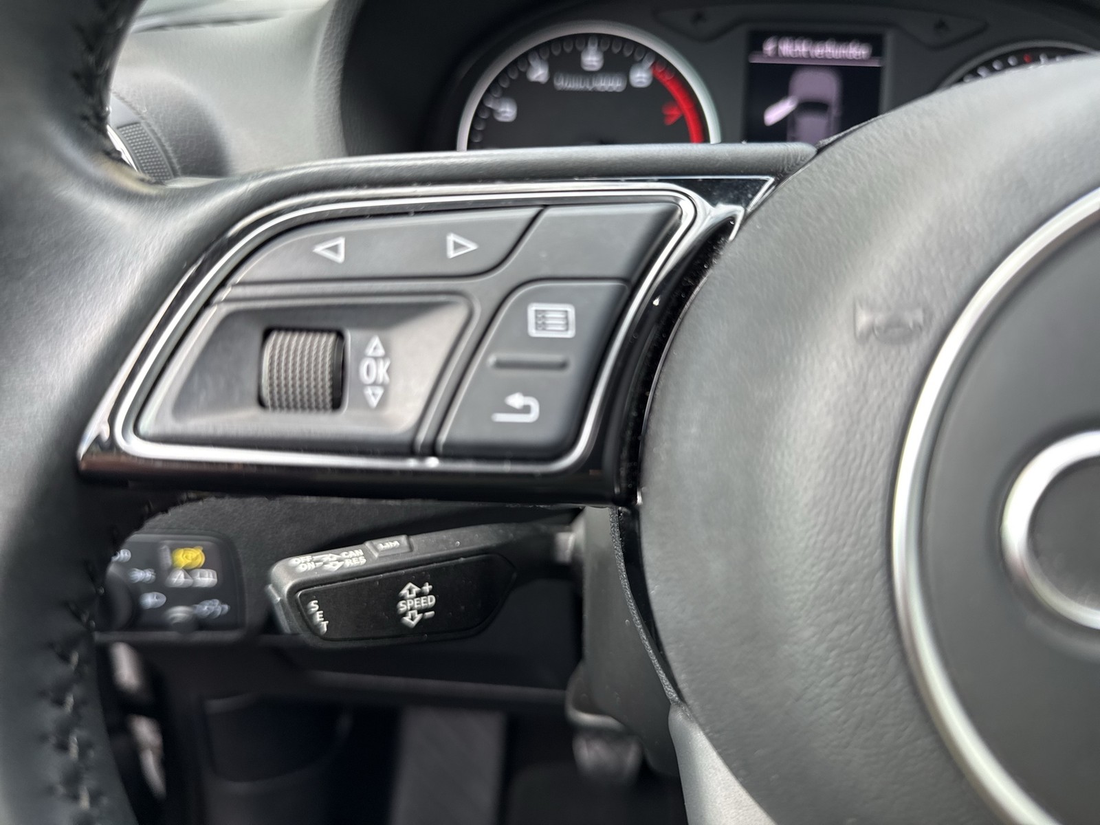 Audi Q2 sport BLACKPAK LM18 eKLAPPE NAVI SITZHEIZUNG