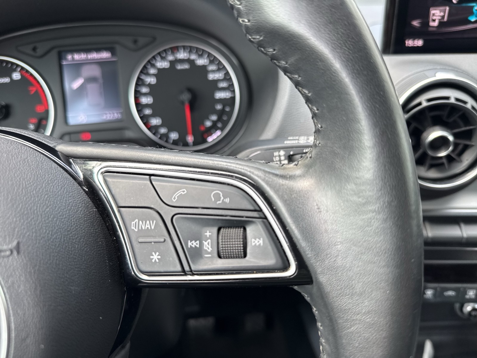 Audi Q2 sport BLACKPAK LM18 eKLAPPE NAVI SITZHEIZUNG