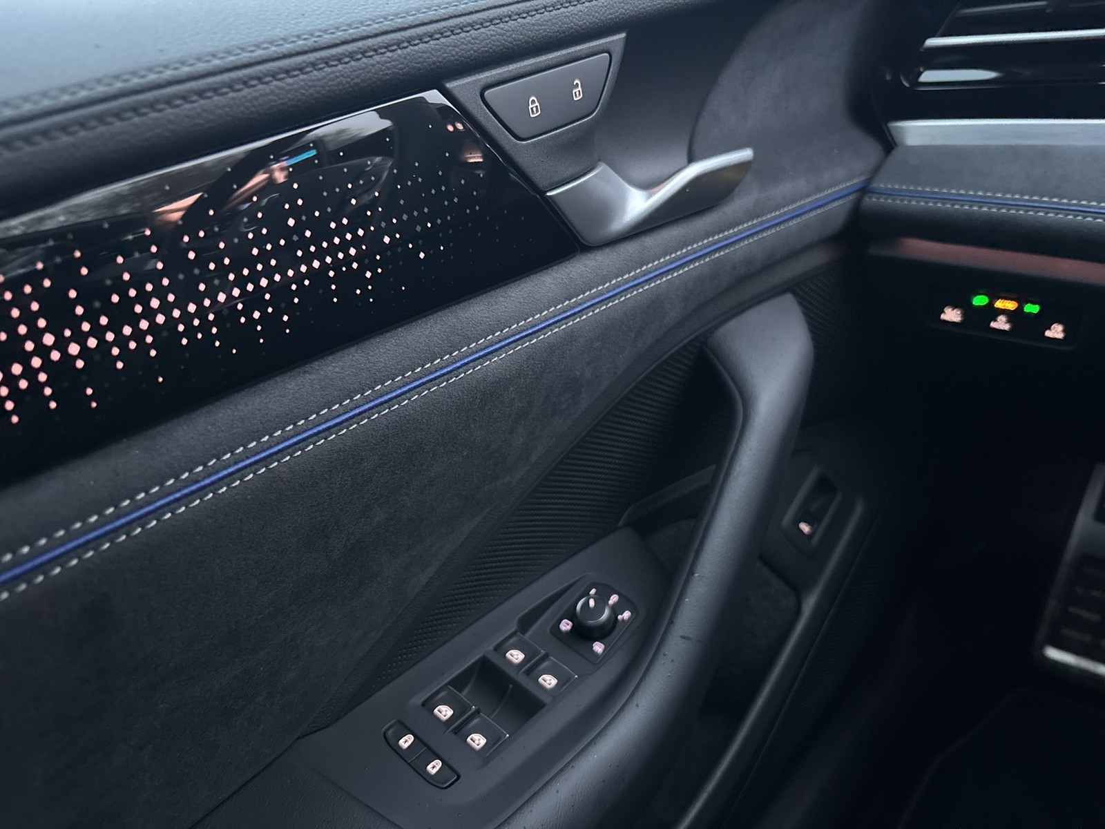 Volkswagen Passat Variant 2.0 R-LINE 4X4 NEUESMODELL AHK 18Z