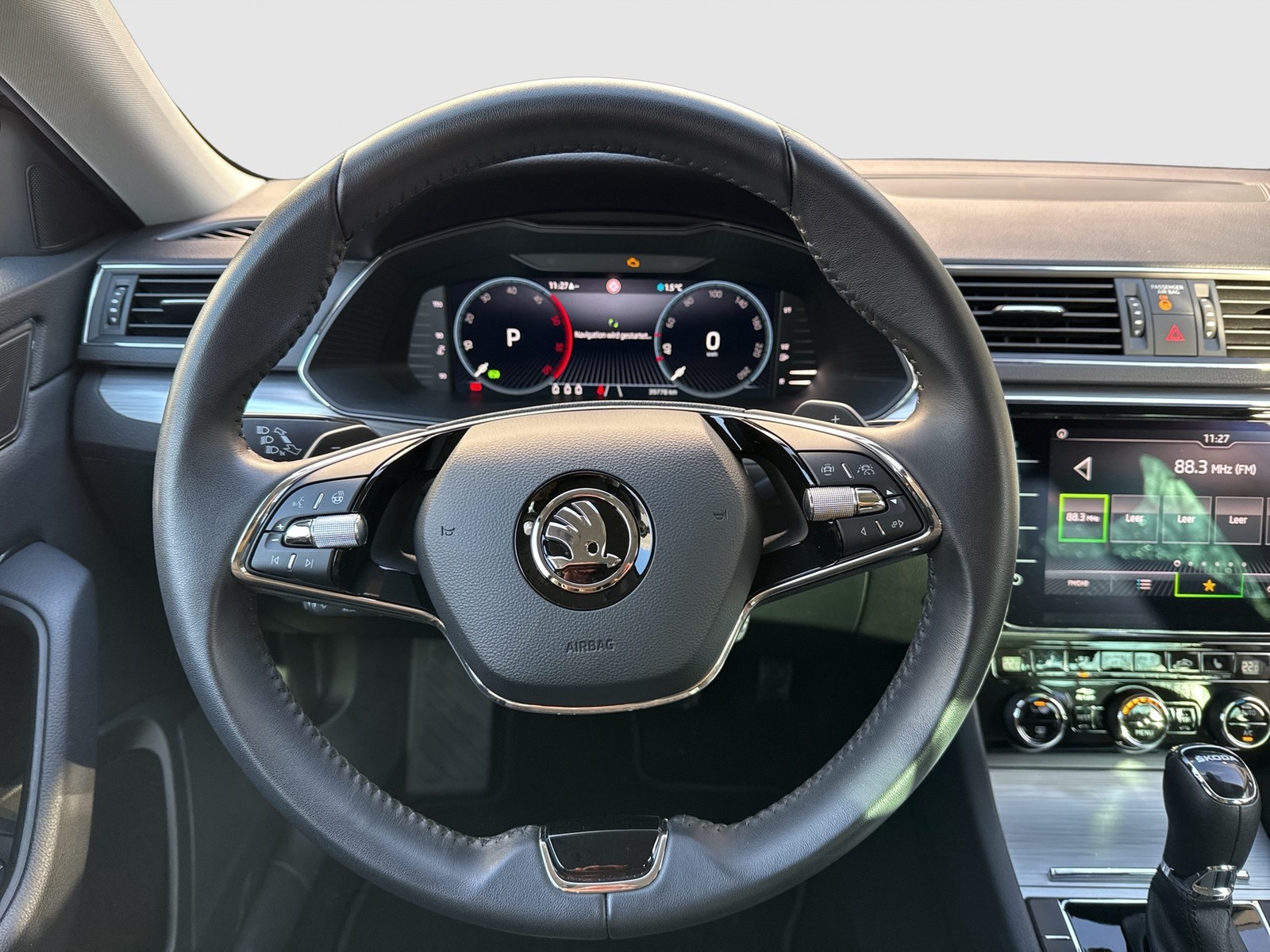 Skoda Superb Combi 2.0 AHK CAM ACC LM18 NAVICOLUMBUS