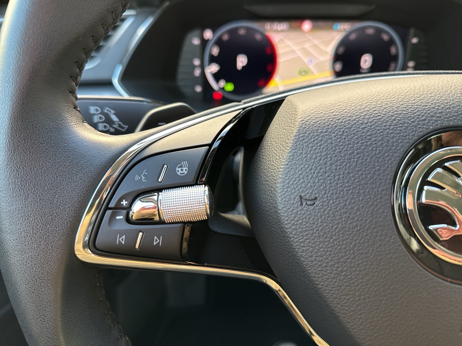 Skoda Superb Combi 2.0 AHK CAM ACC LM18 NAVICOLUMBUS