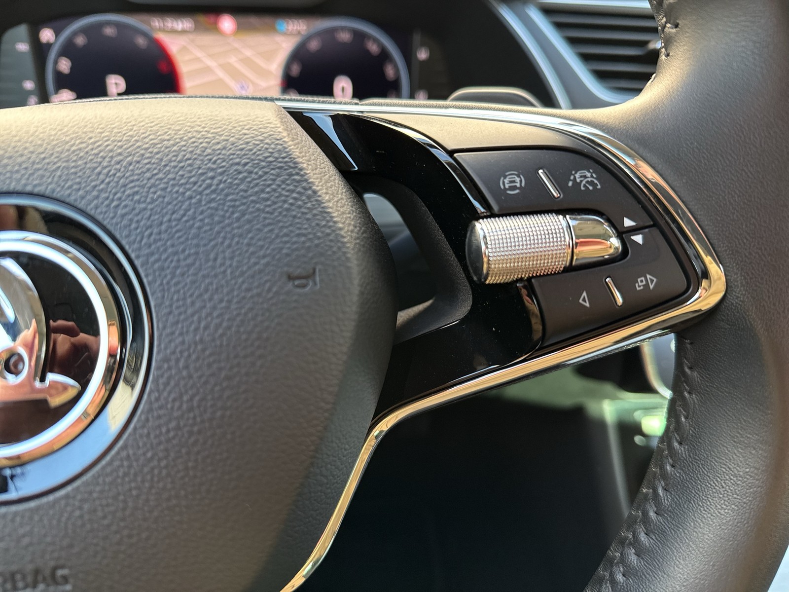 Skoda Superb Combi 2.0 AHK CAM ACC LM18 NAVICOLUMBUS