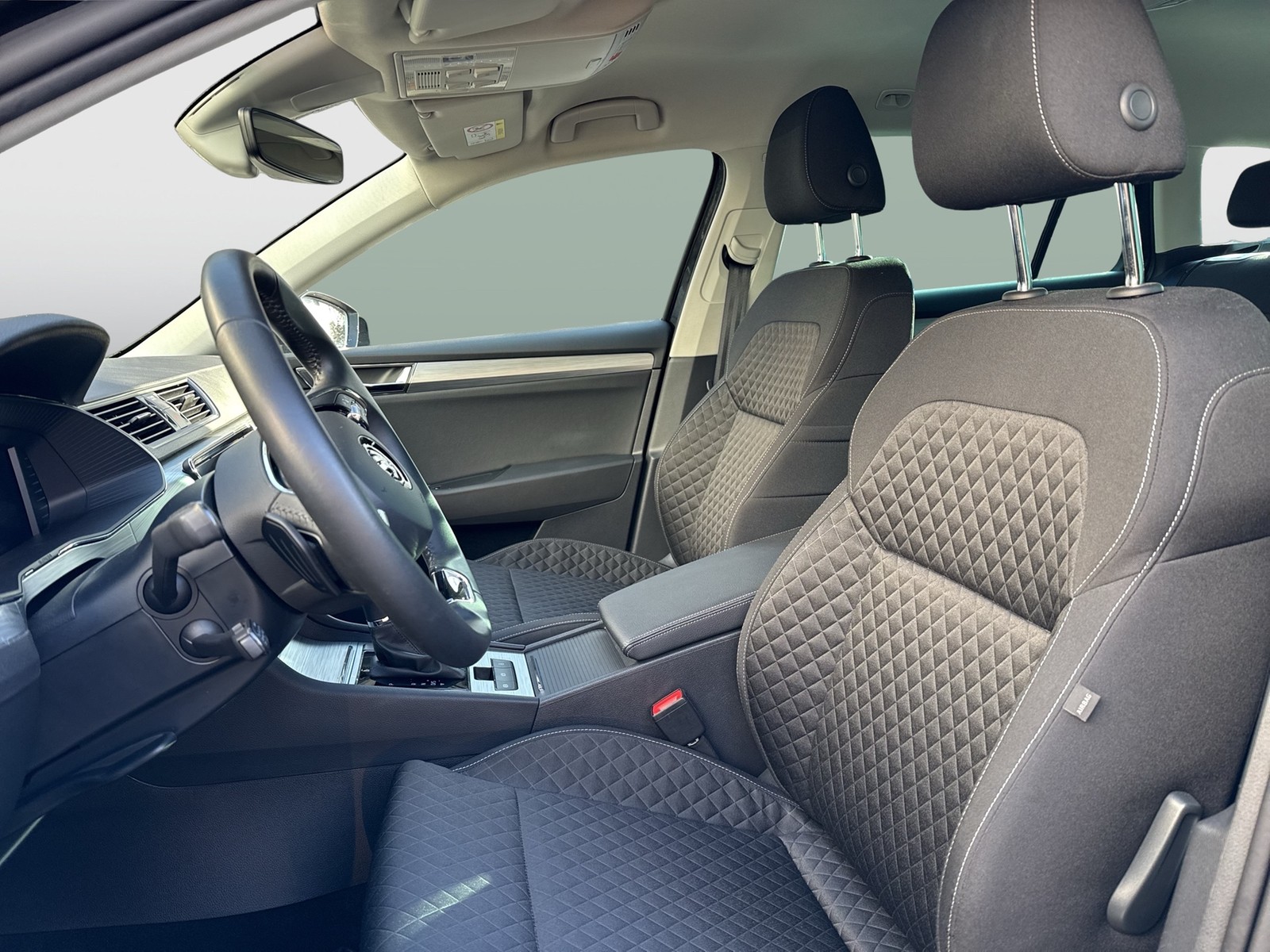 Skoda Superb Combi 2.0 AHK CAM ACC LM18 NAVICOLUMBUS