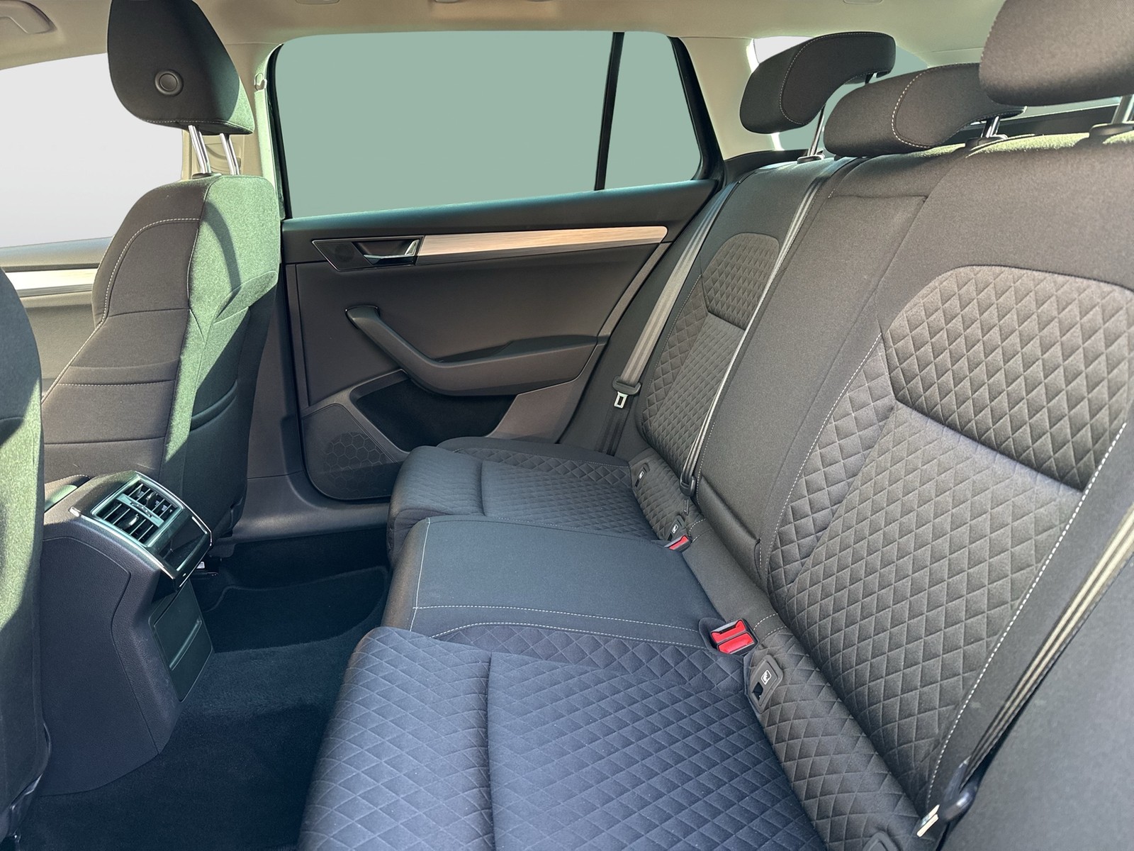 Skoda Superb Combi 2.0 AHK CAM ACC LM18 NAVICOLUMBUS