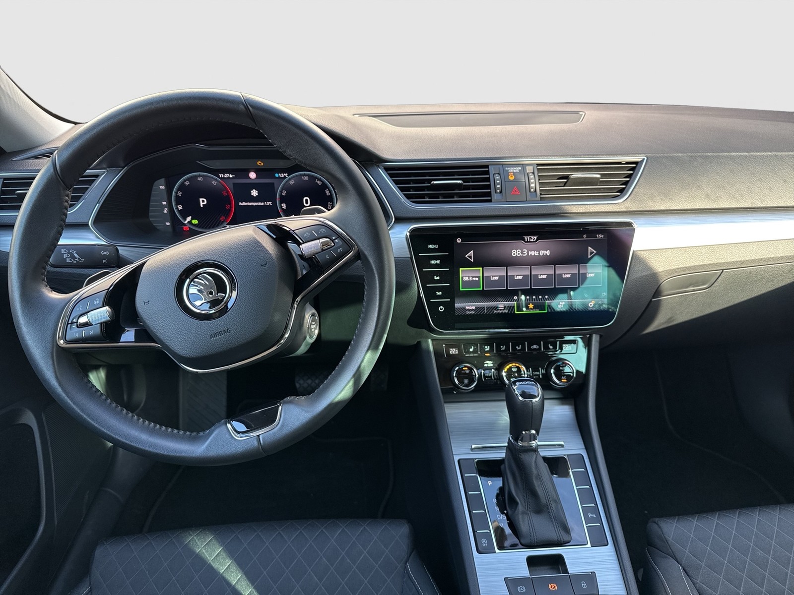 Skoda Superb Combi 2.0 AHK CAM ACC LM18 NAVICOLUMBUS