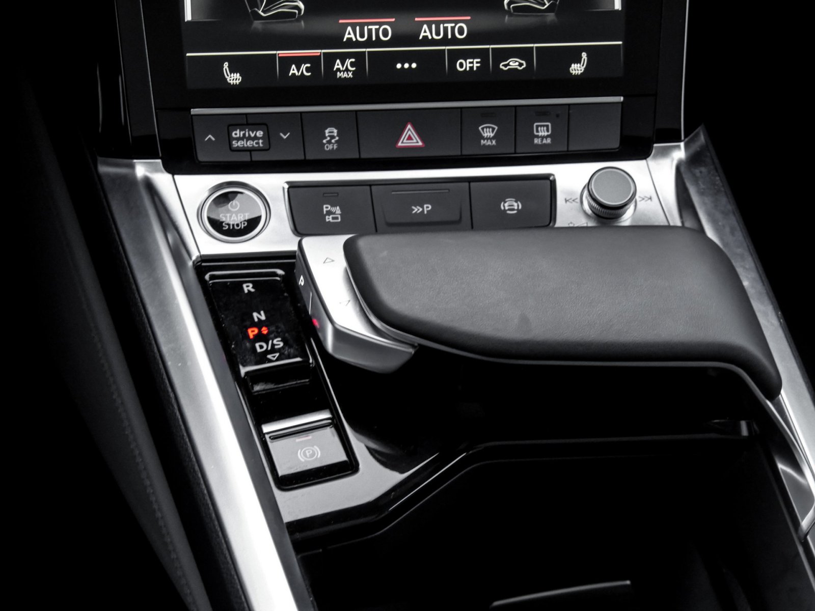 Audi Q8 e-tron 55 quattro S LINE PANO AHK 360CAM LM20