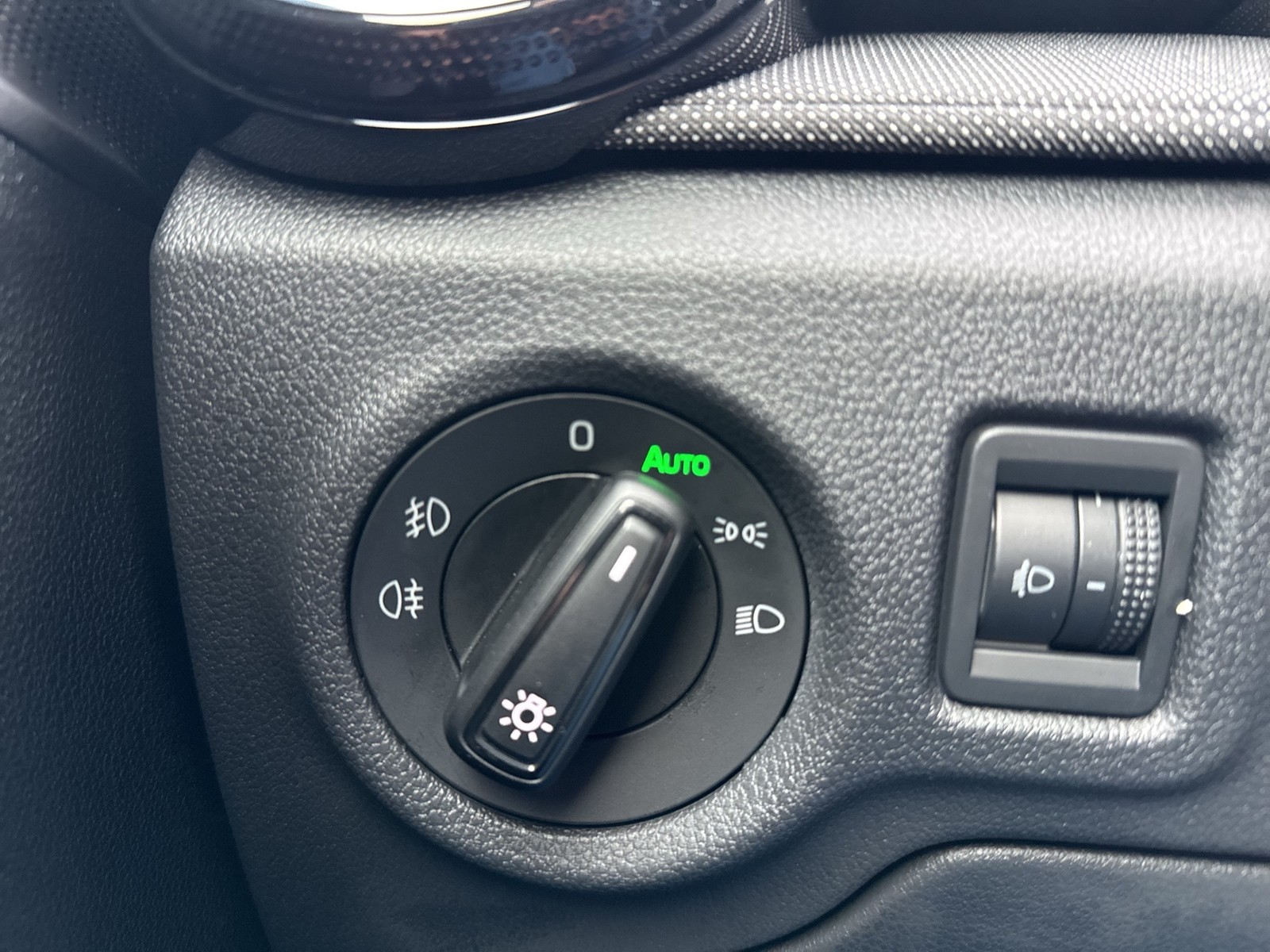 Skoda Fabia 1.0 SELECTION CARPLAY SITZHEIZUNG LED DAB