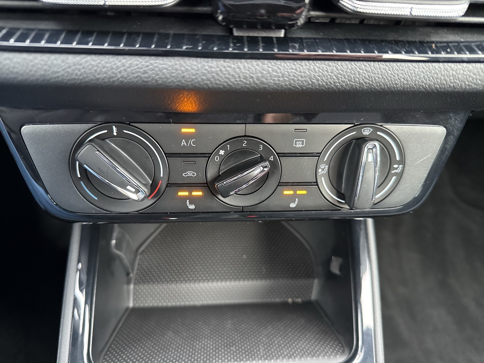 Skoda Fabia 1.0 SELECTION CARPLAY SITZHEIZUNG LED DAB