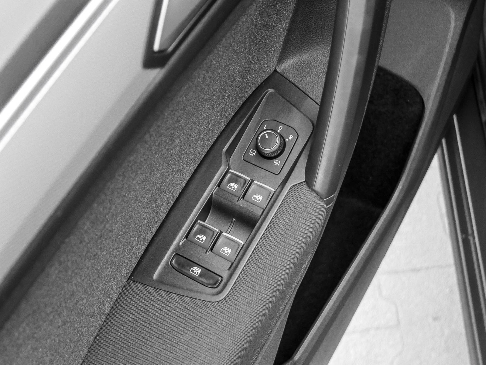 Volkswagen Tiguan 2.0 MOVE PANO AHK CAM LM17 NAVI SITZHEIZ.