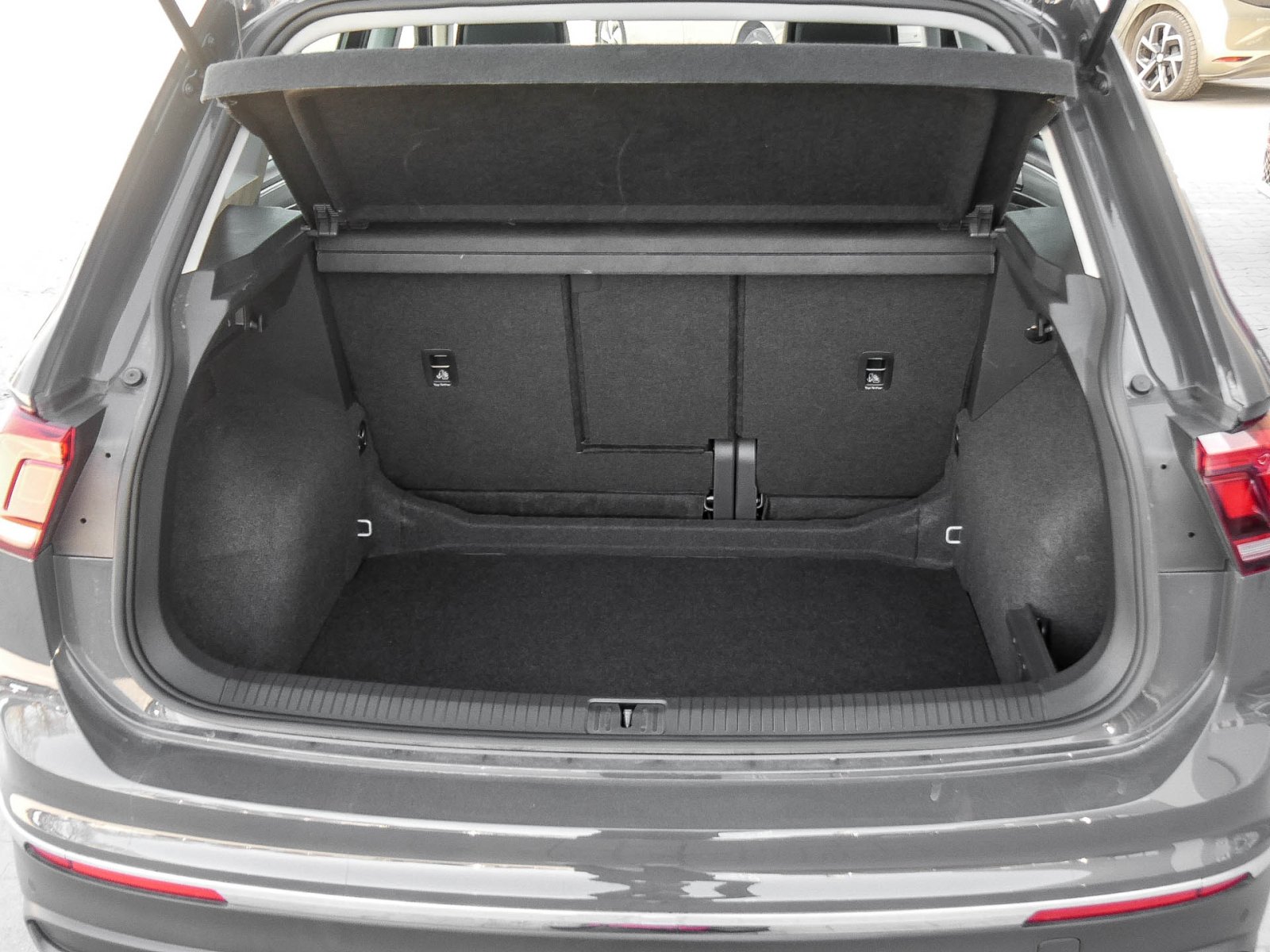 Volkswagen Tiguan 2.0 MOVE PANO AHK CAM LM17 NAVI SITZHEIZ.
