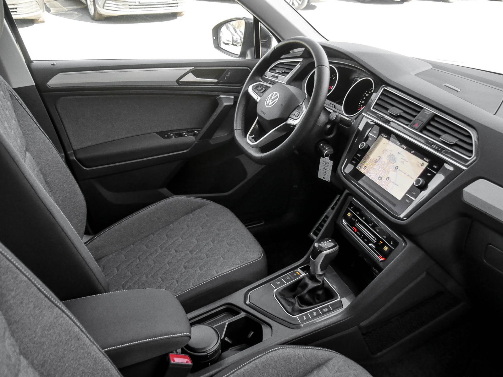 Volkswagen Tiguan 2.0 MOVE PANO AHK CAM LM17 NAVI SITZHEIZ.