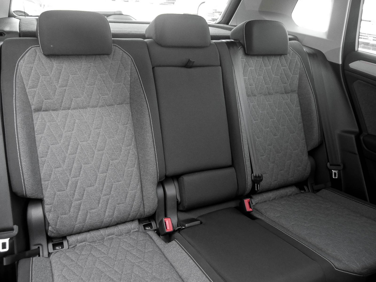 Volkswagen Tiguan 2.0 MOVE PANO AHK CAM LM17 NAVI SITZHEIZ.