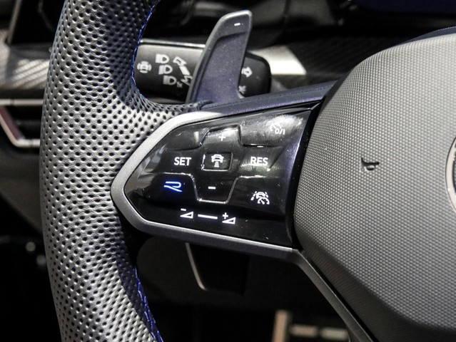 Volkswagen Golf VIII 2.0 R 20 YEARS 4X4 LEDER PANO CAM LM19