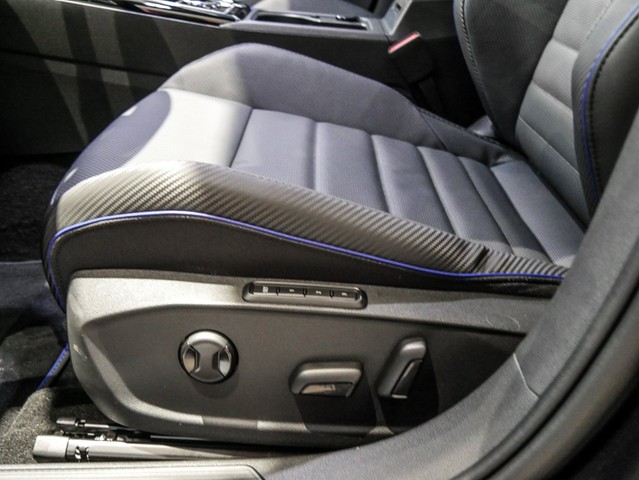 Volkswagen Golf VIII 2.0 R 20 YEARS 4X4 LEDER PANO CAM LM19