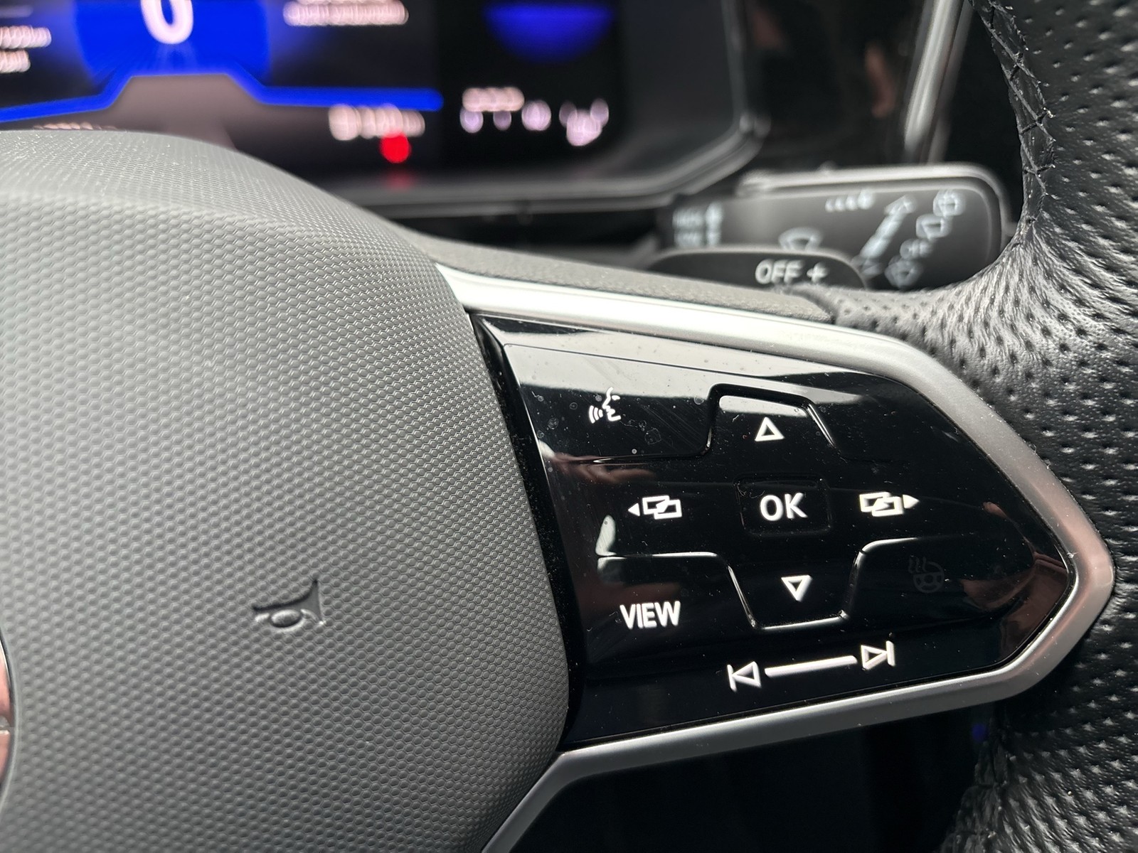 Volkswagen T-Roc 1.5 R-LINE BLACKSTYLE CAM ACC LM18 CARPLAY