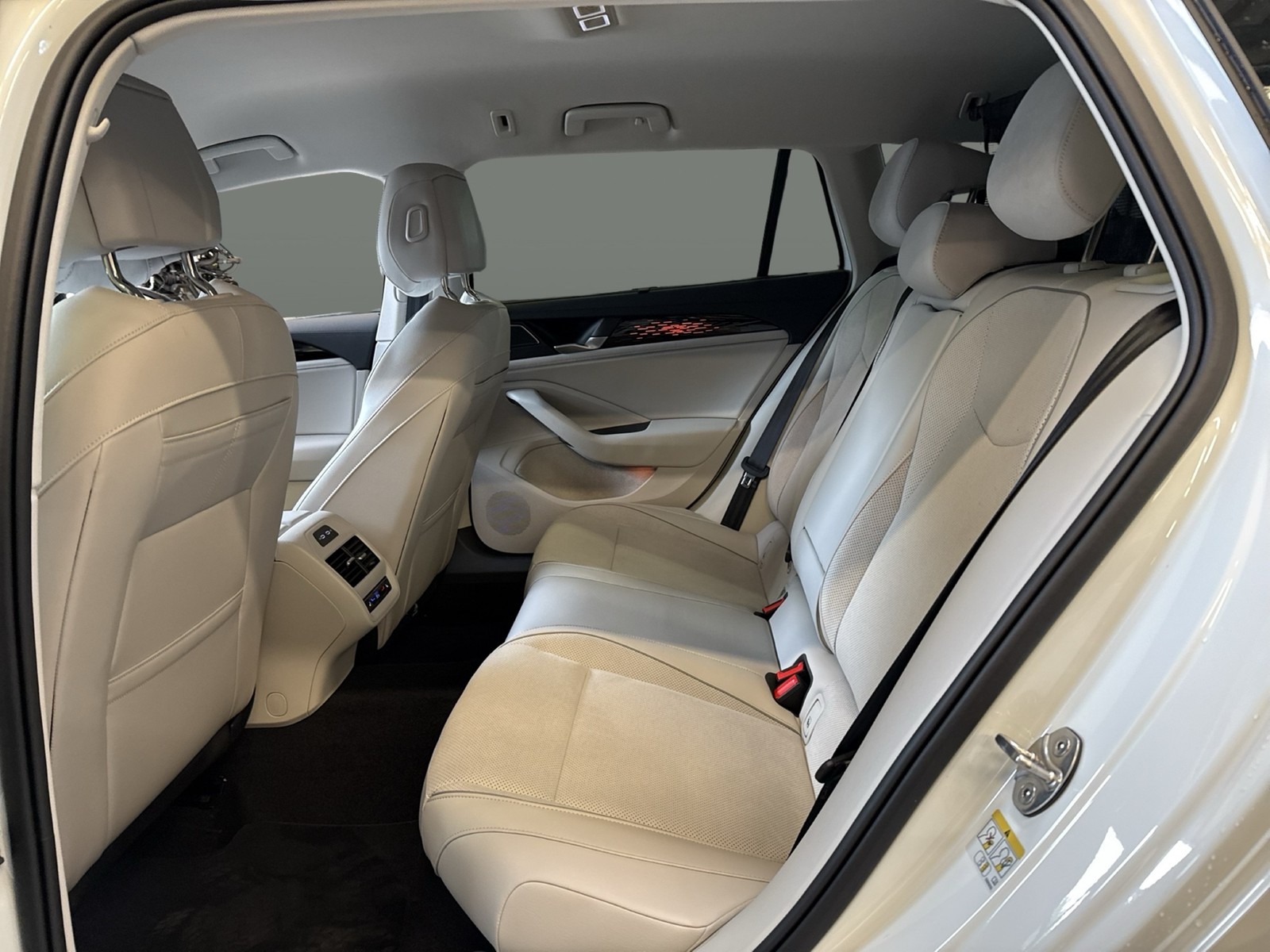 Volkswagen Passat Variant 1.5 HYBRID ELEGANCE AHK 360°CAM