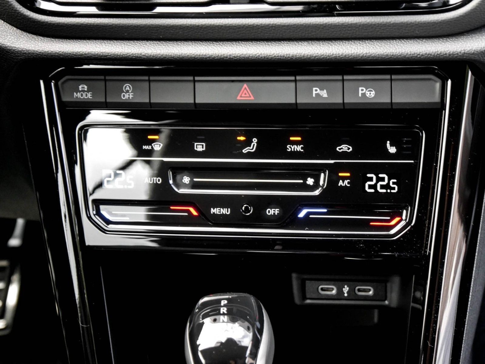 Volkswagen T-Roc Cabrio 1.5 R-LINE DSG BLACKSTYLE LEDER CAM