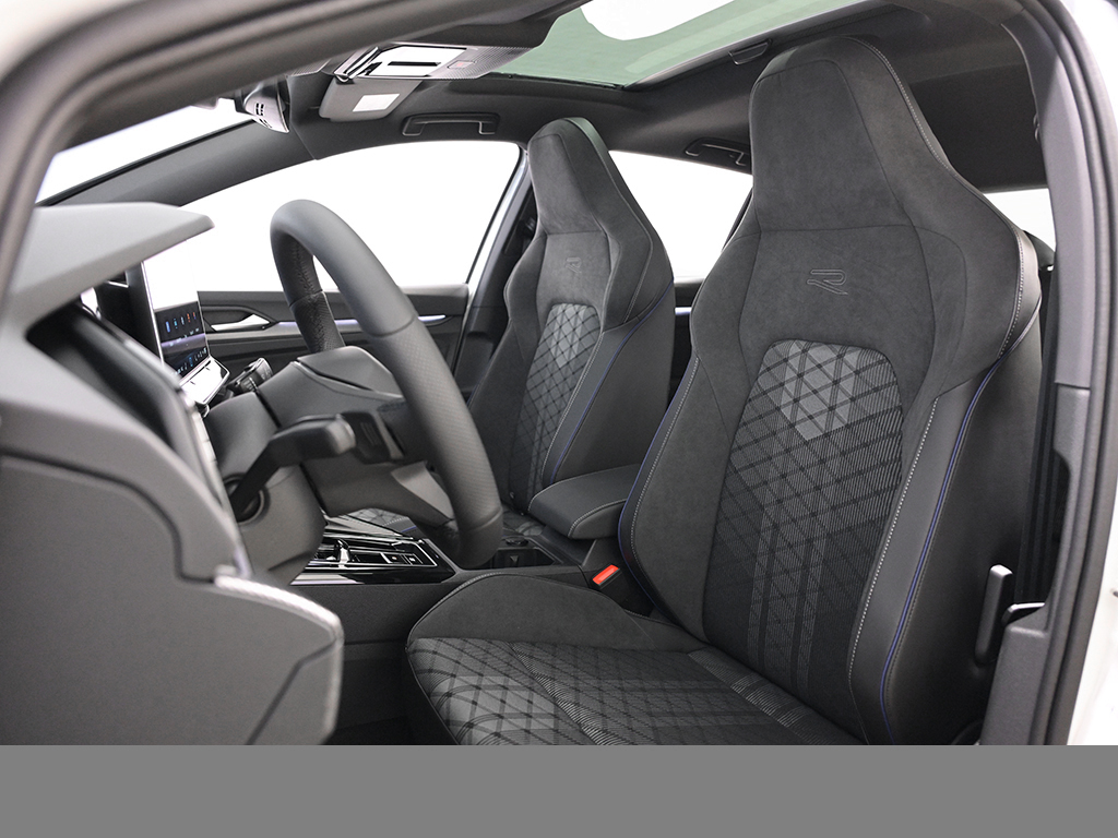 Volkswagen Golf 1.5 R-LINE DSG BLACKSTYLE MATRIXLED AHK