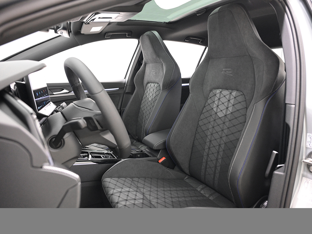 Volkswagen Golf 1.5 R-LINE DSG BLACKSTYLE MATRIXLED AHK